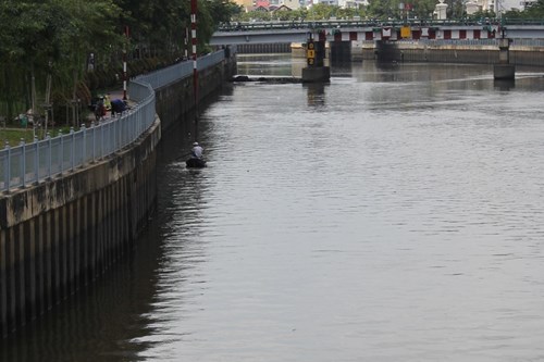 [-]Cá[-]trên[-]sông[-]Sài[-]Gòn[-]vẫn[-]bị[-]tận[-]diệt